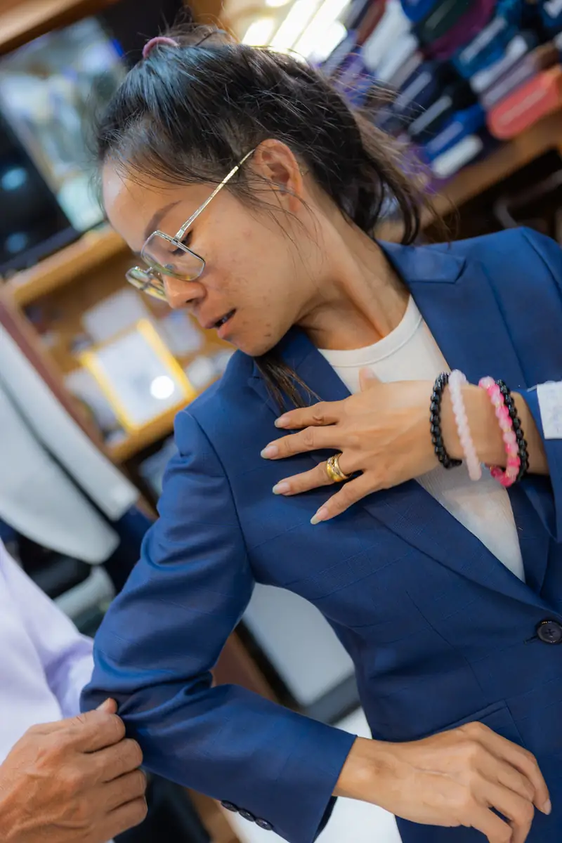 Waist suppression adjustment on bespoke jacket, Patong fitting session (Ref 9671)