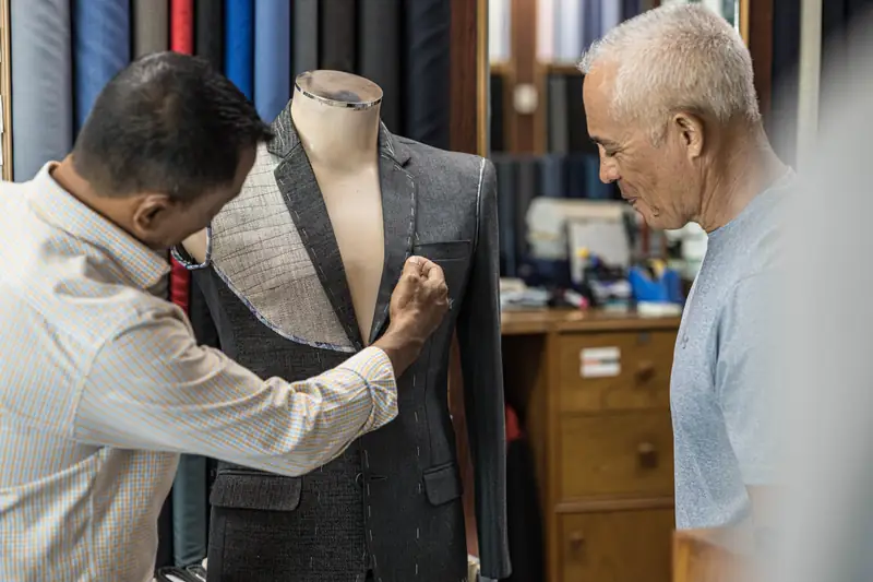 Hand-stitching buttonhole on a bespoke jacket, Phuket tailor (Ref 6336)